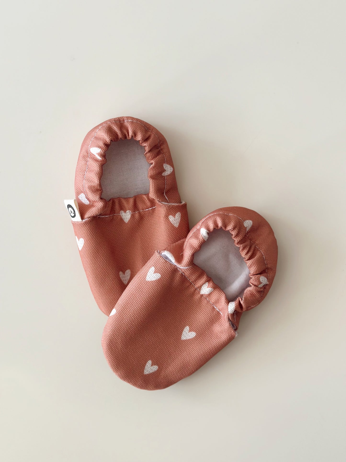 Krabbelschuhe Herzchen Rostrot